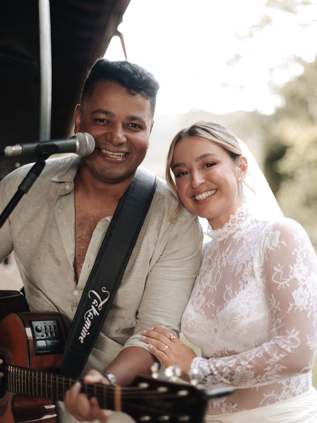 Douglas com noiva durante cerimônia