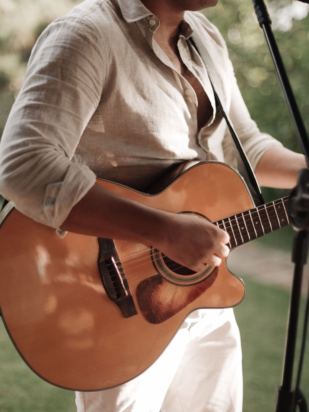 Detalhe do violão acústico